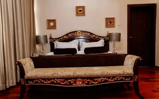 Owu Crown Hotel