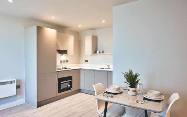 Seven Living Bracknell - Free Parking on Site