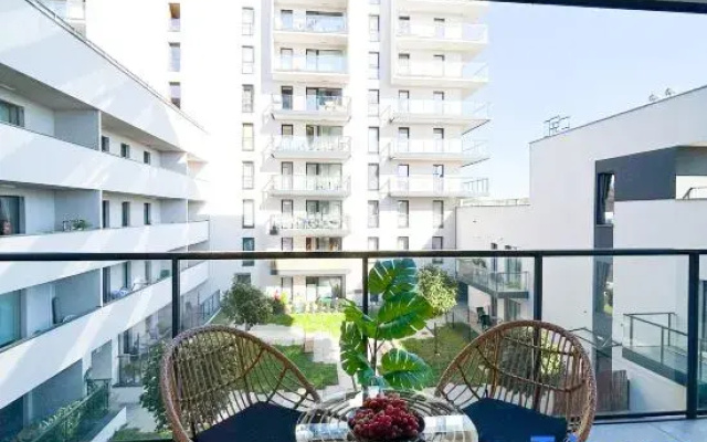 Lumina stylish 3-room apart with balcony