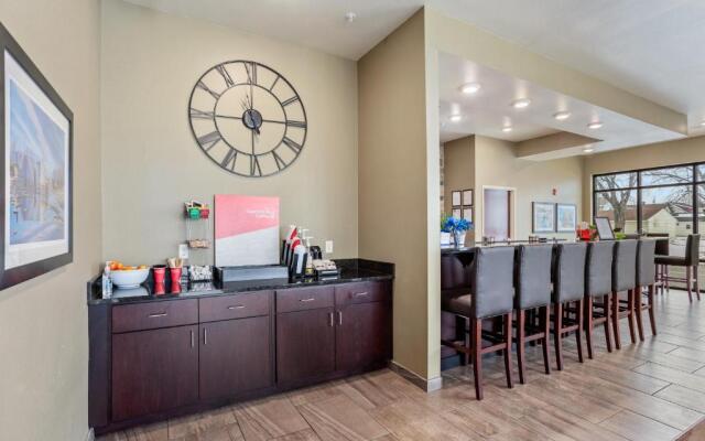 Cobblestone Hotel & Suites-Little Chute