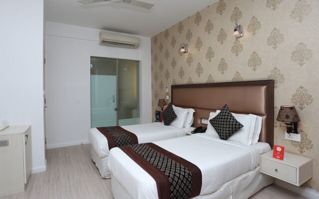 OYO 10965 Emblem Hotel