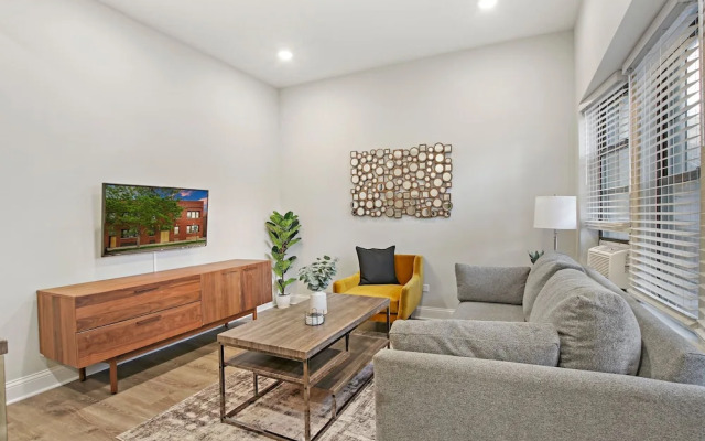 3BR Comfy Apt in Logan Square