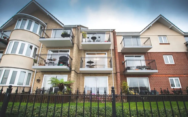 Vespasian Quay - Balcony overlooking the River Itchen - Secure & private parking