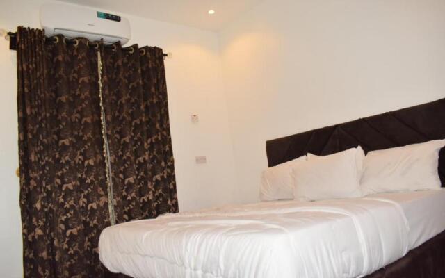 Tastefully Furnished 3 BR apartment