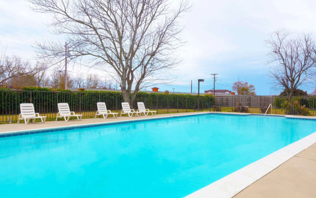 Days Inn by Wyndham Lafayette/University