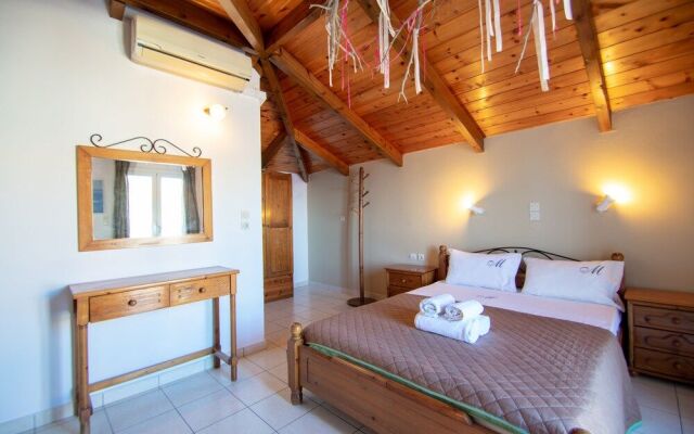Manthos Beachfront Apts & Pool