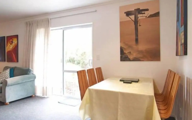 Christchurch City & Country Cottages - Nut Point Cottage