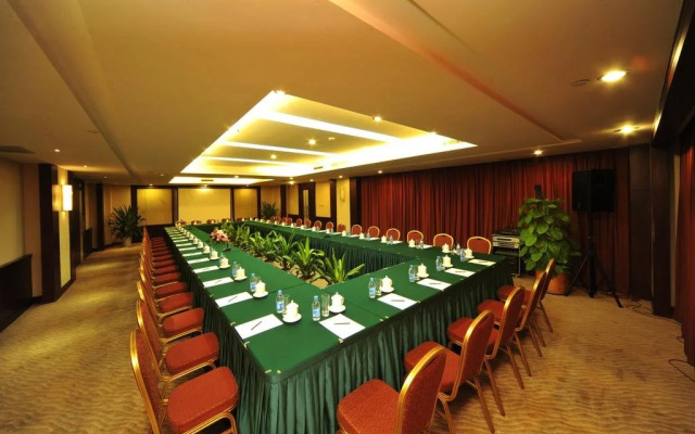 Yining Huarui Business Hotel