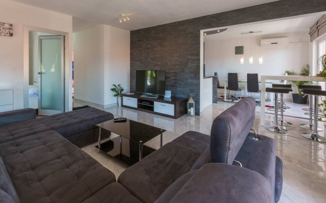 Spacious House Apartment With Swimming Pool & Sea View