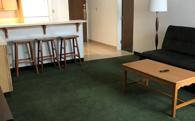 Clive Hotel & Suites