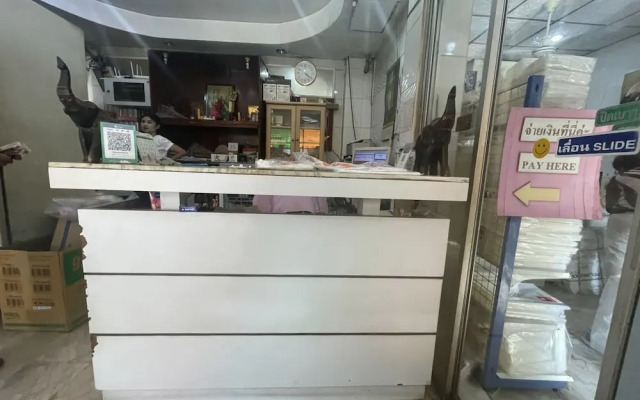 OYO 75494 President Apartment