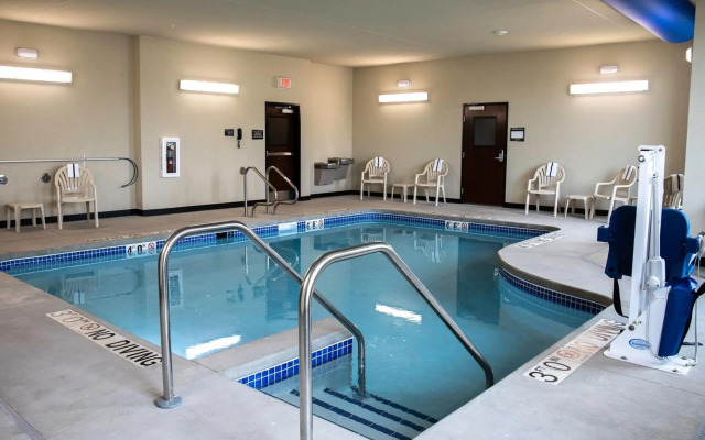 Cobblestone Hotel & Suites - Two Rivers