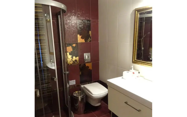 Artist's Villa Red Rose