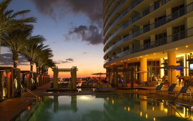 Oceanfront Luxury Condo 1BR Balcony, Hollywood