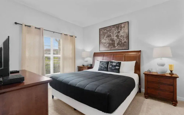 Amazing 4bdr Near Parks w Pool