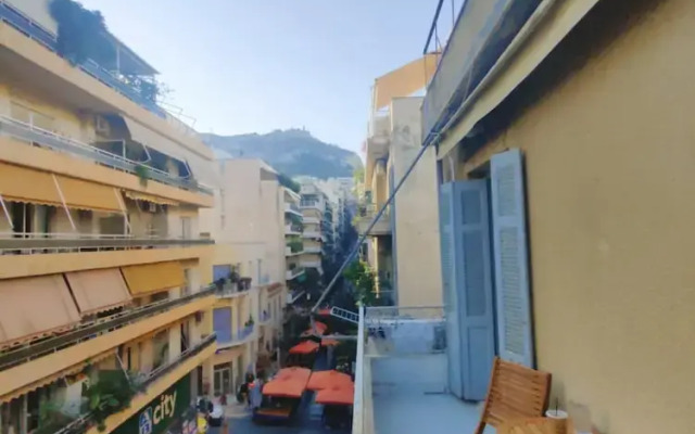 Stylish 1BR Apt With Retro Kitchen View Balcony