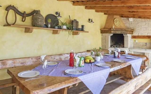 Ive in Orbanići with 5 bedrooms and 2 bathrooms