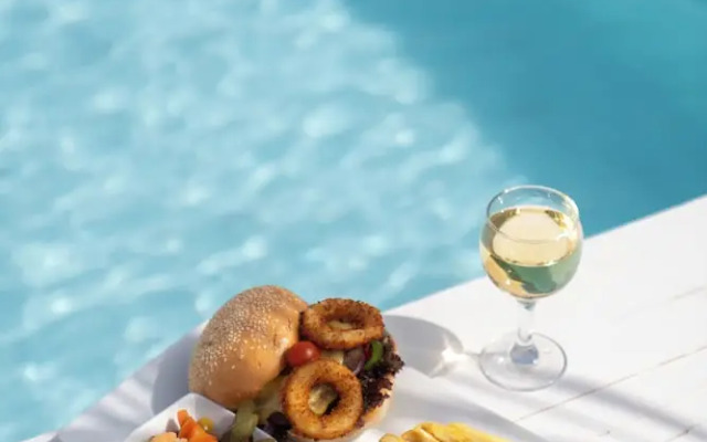 Almazino, Almaza Bay