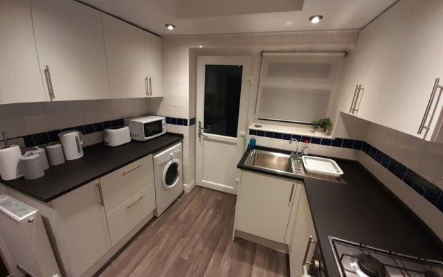 Bright 4-bed House 15 min to Manchester Centre
