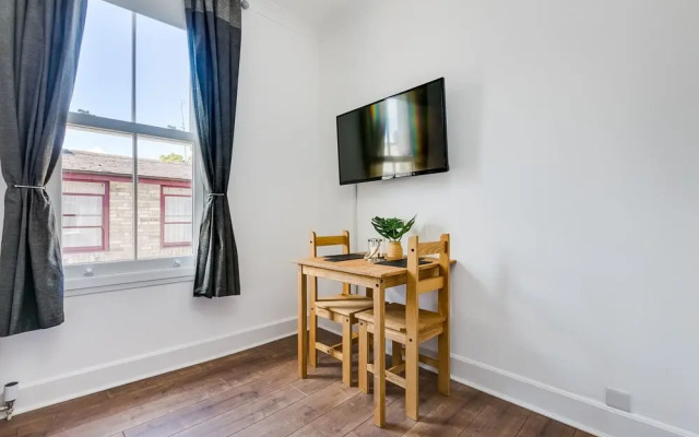 Superb Central First Floor Studio Apartment #8
