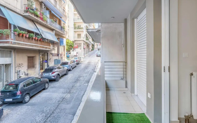 Colourful Artistic apart 100mbps center of Athens