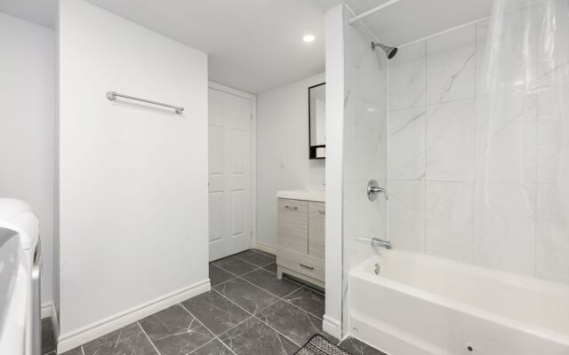 3 Bedroom Loft in Downtown Free parking