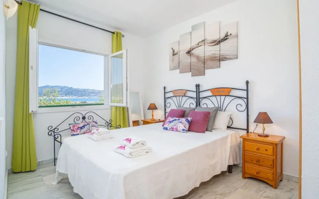Apartment in Empuriabrava Near Sandy Beach
