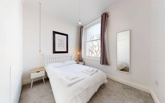 Superb 2 Bed Flat Camden 5 min walktube Station