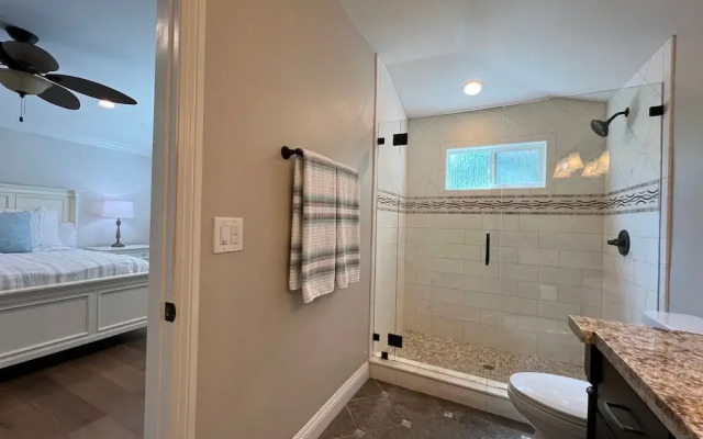 Fantastic 6 bedroom, 4.5 bath home (4 master Suites), pool home
