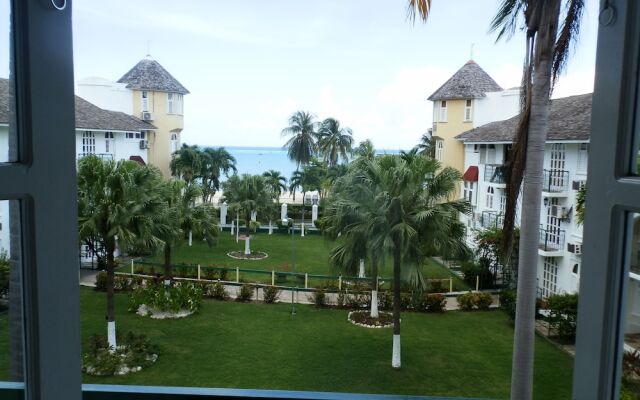 Private 2 Bedroom Beachfront Penthouse Condo Ocho Rios, Jamaica