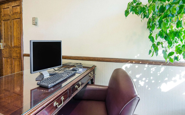 Econo Lodge Inn & Suites Southwest