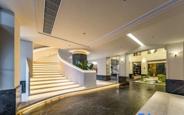 Shanghai People's Square Nanjing East Road Pedestrian Street Treasury Hotel