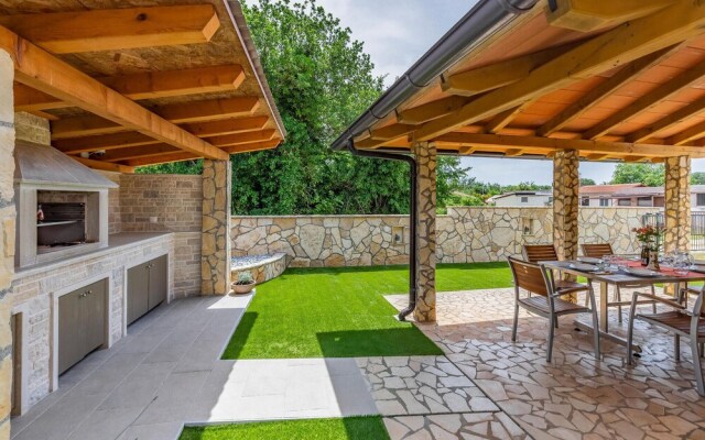 Beautiful Home in Liznjan With Wifi and 3 Bedrooms