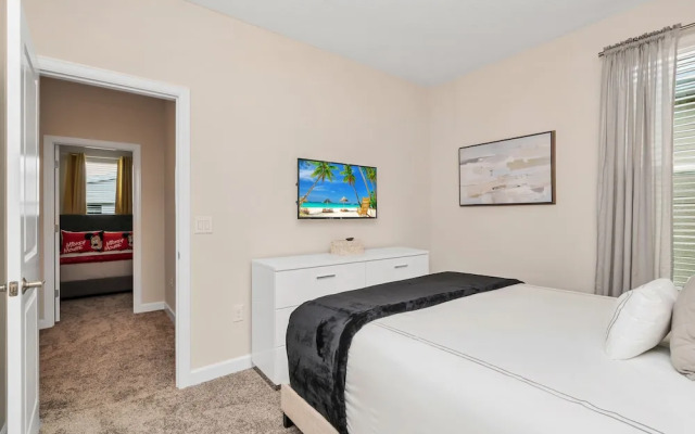 Edgy, Modern 6 Bed 5 Bath