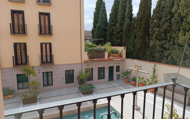 APARTAMENTOS DELUXE PALACIO DE LOS JERÓNIMOS free parking