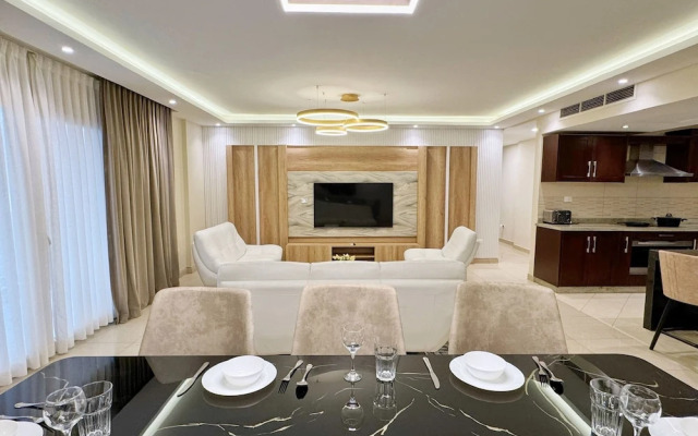 Calm & Classy 2BR - 5 min to Airport
