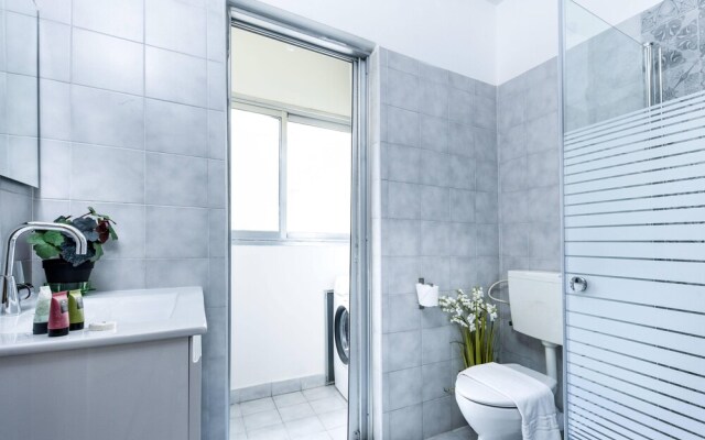 Apt with Balcony In the Heart of TLV
