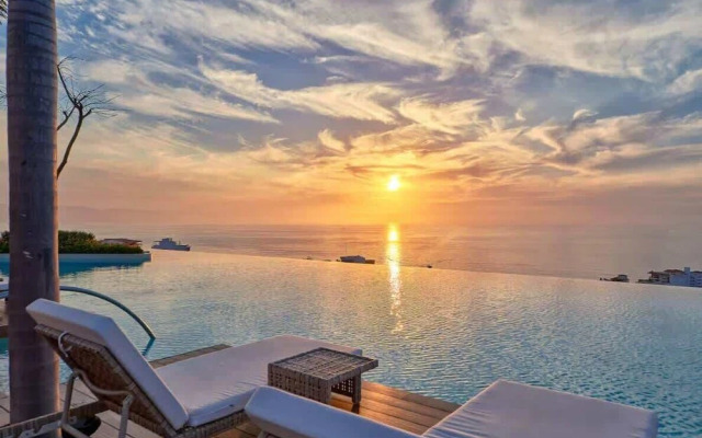 Soho PV Stunning Views Luxury Heated Rooftop Pool