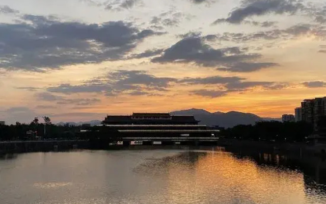 Qianmei International Hotel (Shaoguan Nanxiong Covered Bridge)
