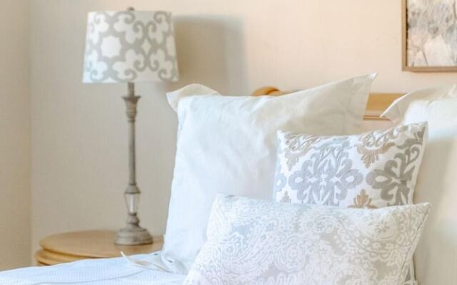 Minnezona Elegant Home w Poolside Retreat