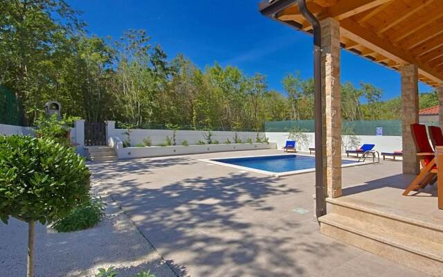 Gorgeous Villa in Belavici With Swimming Pool