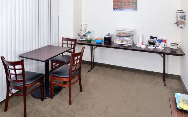 Americas Best Value Inn & Suites Winnie