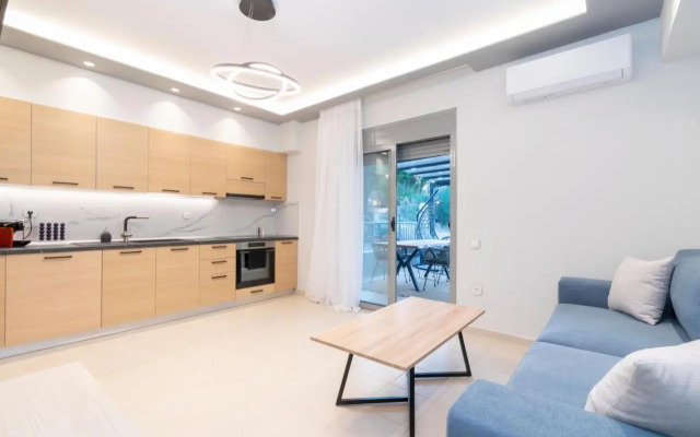 SithoniaRS Luxury Ground Floor Apartment With Private Garden
