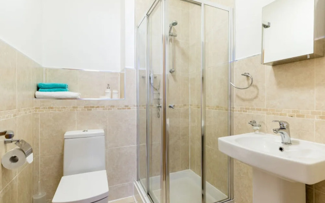 2bed Apt -king Bed -free Parking - Family Friendly