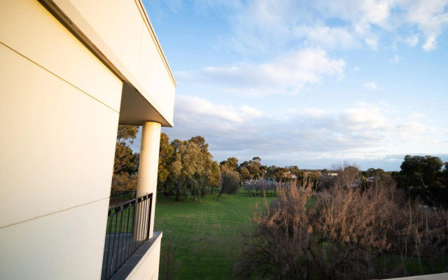Sfera's Park Suites & Convention Centre