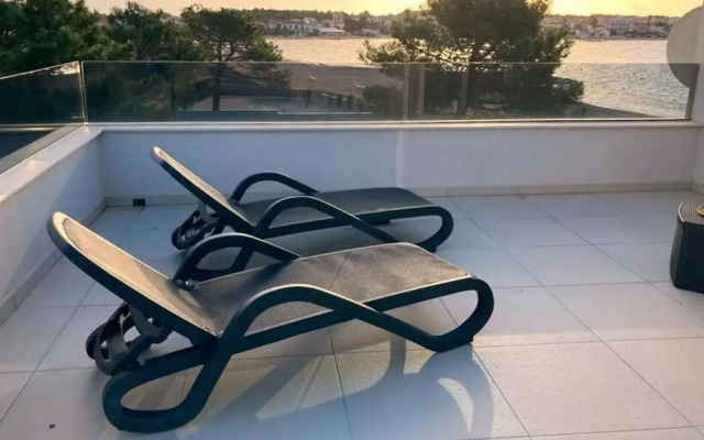 Blizina Mora II Modern Retreat