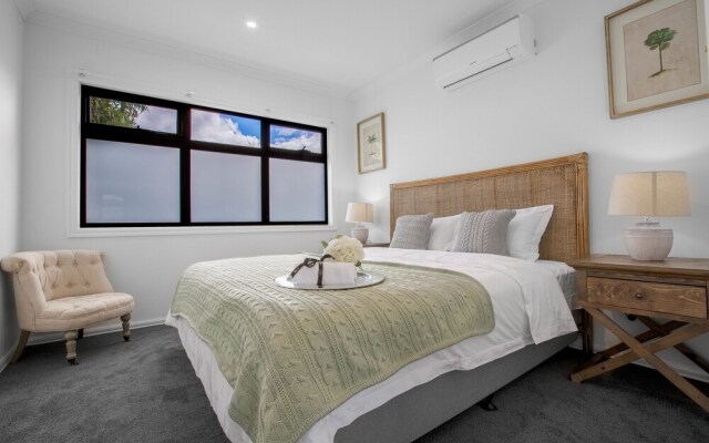 AU.JOY 3 Bed Townhouse Burwood 1