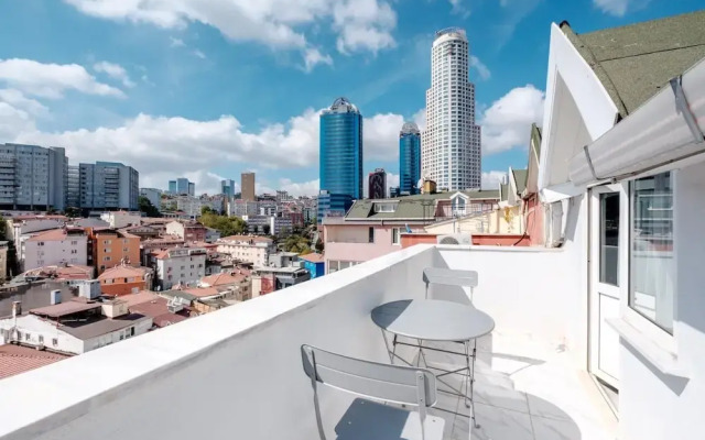 Vibrant Duplex With Terrace 2 min to Cevahir Mall