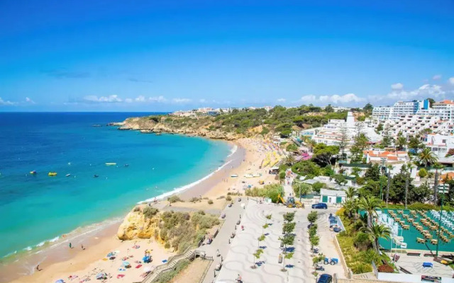 Albufeira Central Apartment, 10 mins walk to beach