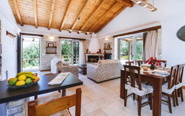 Aristea - 2 BR Villa Surrounded by Olive Groves